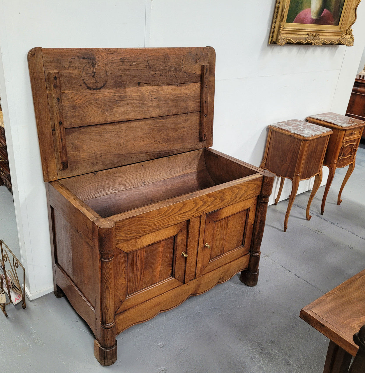 French 19th Century Oak dough bin buffet. The heavy solid top lifts upto reveal a half barrel compartment where traditionally flour and yeast were poured, mixed and proofed to grow into a nice dough.
Although originally intended for dough this would make an ideally TV cabinet with the two doors opening with plenty of storage.