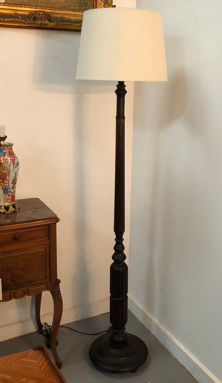 Oak Tudor style standard lamp that has been rewired and has a foot switch. In good original condition.
Please note lampshade shown in photos is not included.