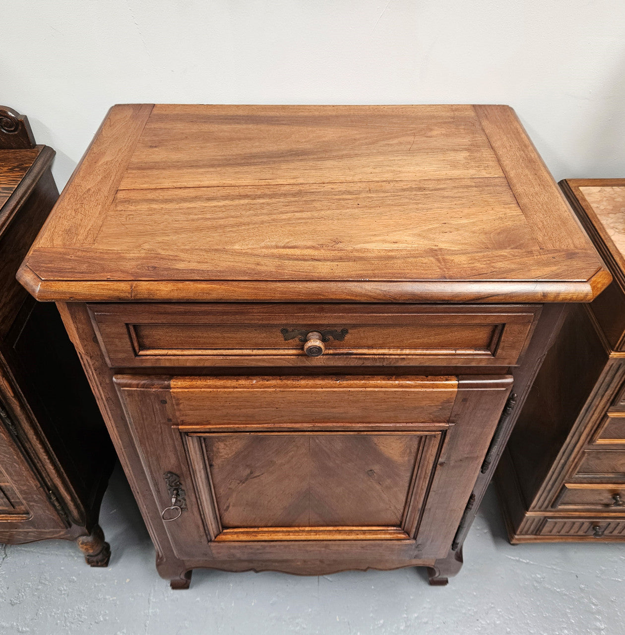 Louis XVth style walnut cupboard with 1 drawer & 2 shelves. Circ: 1930's. In good original condition.