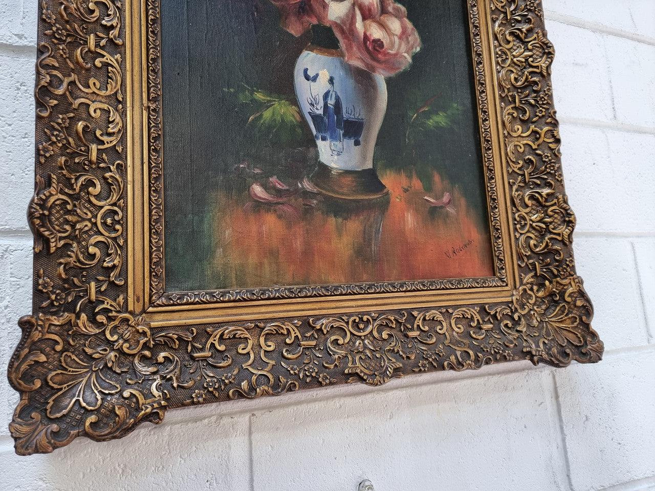 Stunning French signed floral oil on canvas painting of roses in a beautiful decorative frame and in good condition.