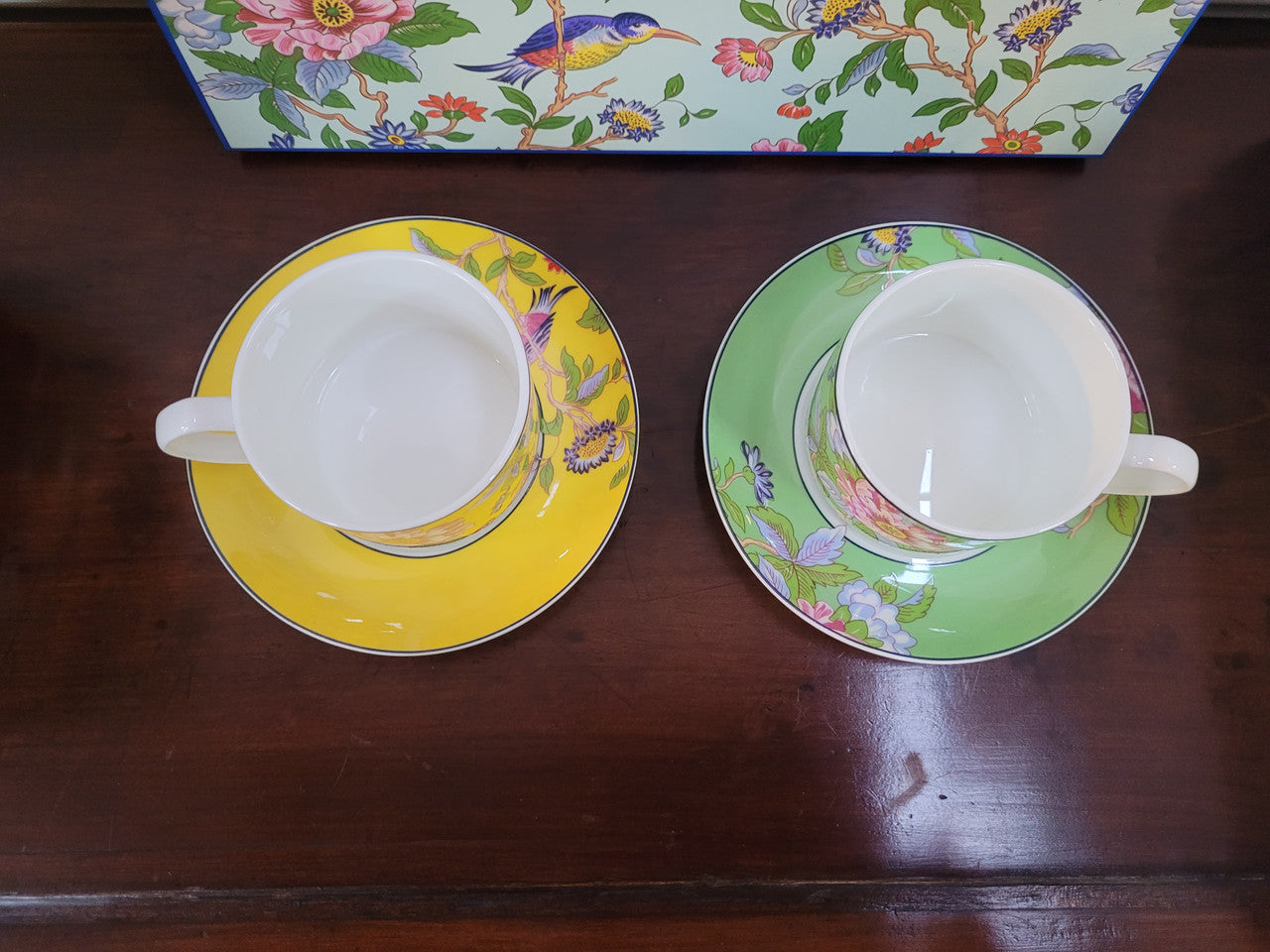 Contemporary “Aynsley Regal Pembroke” boxed set of four English Bone China cup and saucer. Beautiful patterns and vibrant colours.