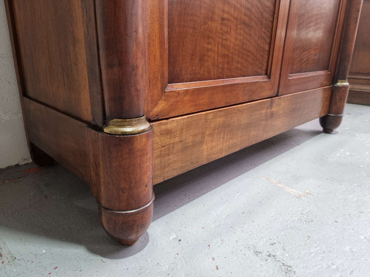 Grand French Mahogany Empire two door bookcase. It has beautiful glass doors and has three fully adjustable shelves. It has been sourced from France and is in good original detailed condition.