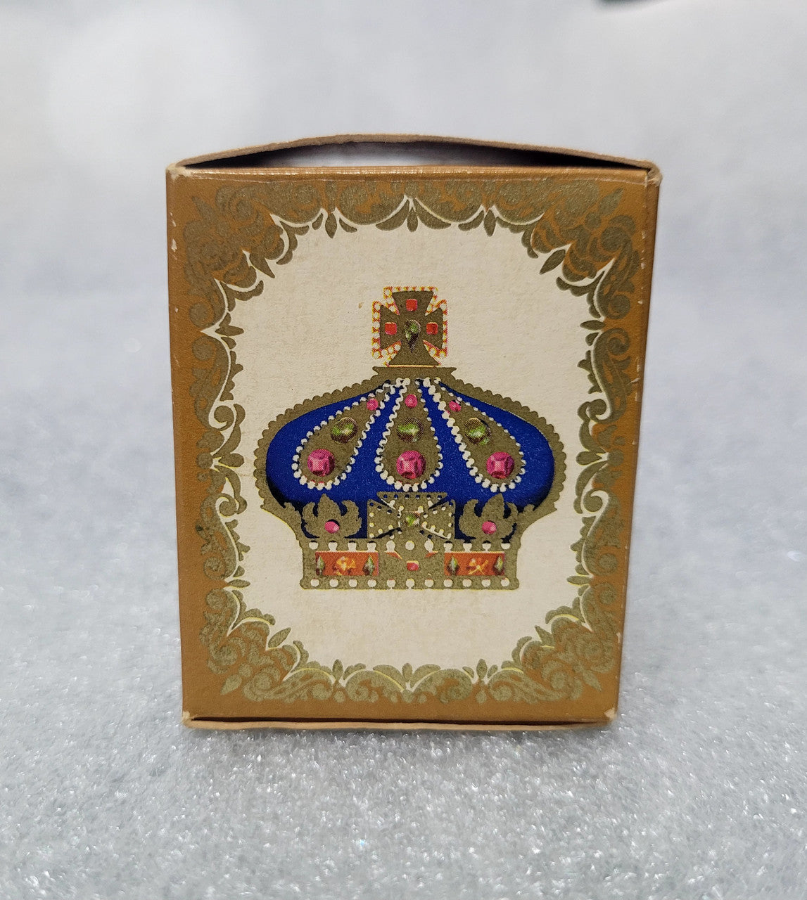 Lovely vintage Royale Avon cologne "Occur". It comes with its original perfume and in the original box. In good condition.