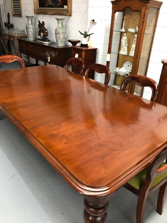 Lovely Victorian Walnut Extension dining table on castors and 8 lovely upholstered dining chairs in good condition.