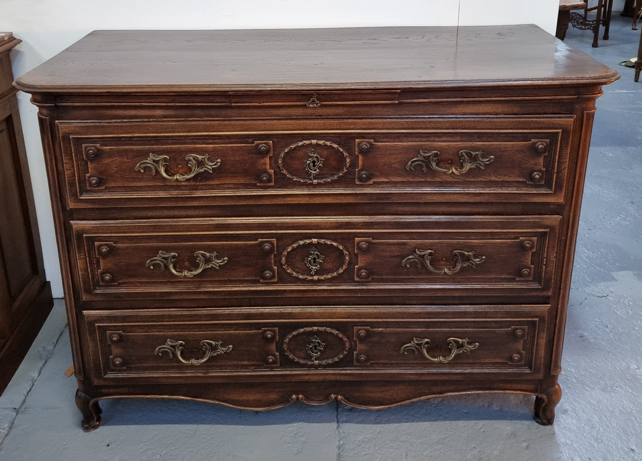 Early 19th century carved Oak three-drawer commode. Beautiful handles and has a small hidden drawer at the top. In good original detailed condition. Please note keys are not included.
