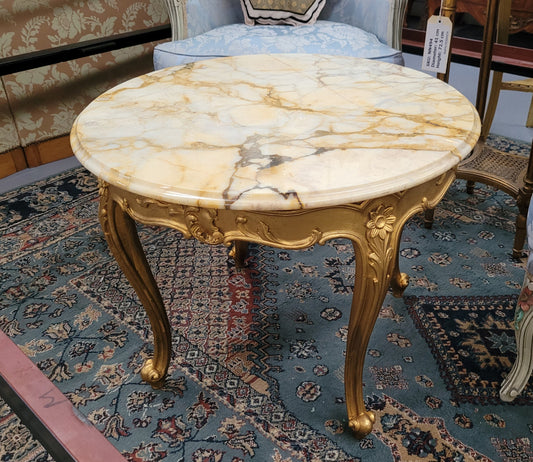 French Louis XV style gilt wood marble top coffee table or side table. It has been sourced from France and is in good original detailed condition.