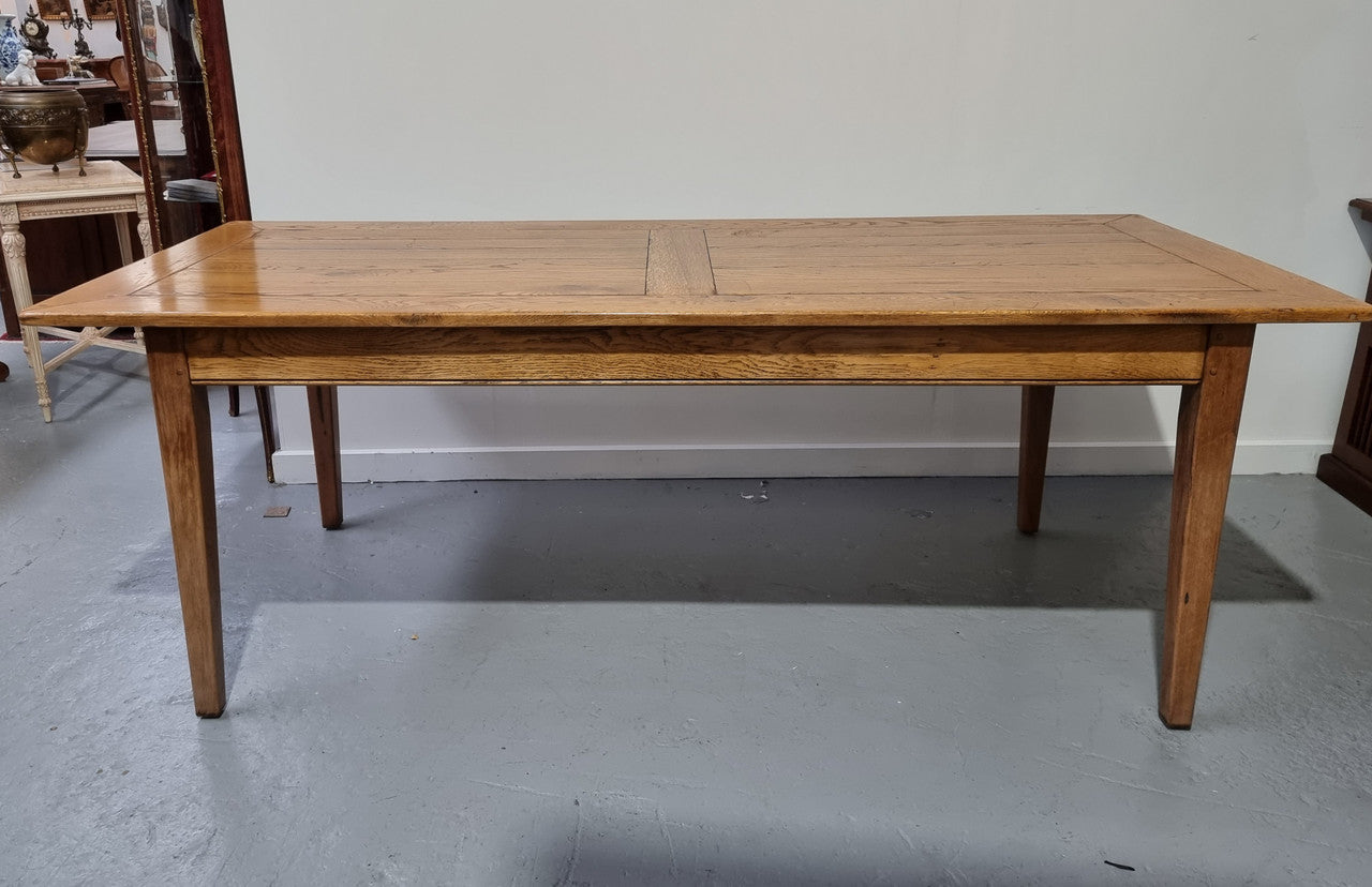 Fabulous Bespoke custom made Antique style American Oak Farmhouse Table. Made from reclaimed American Oak and is good original detailed condition.