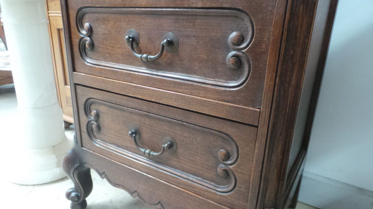 A beautiful French petite Oak carved chest of drawers. It comes with four drawers and plenty of room. It is in very good original condition. Ideal for smaller spaces or apartments.