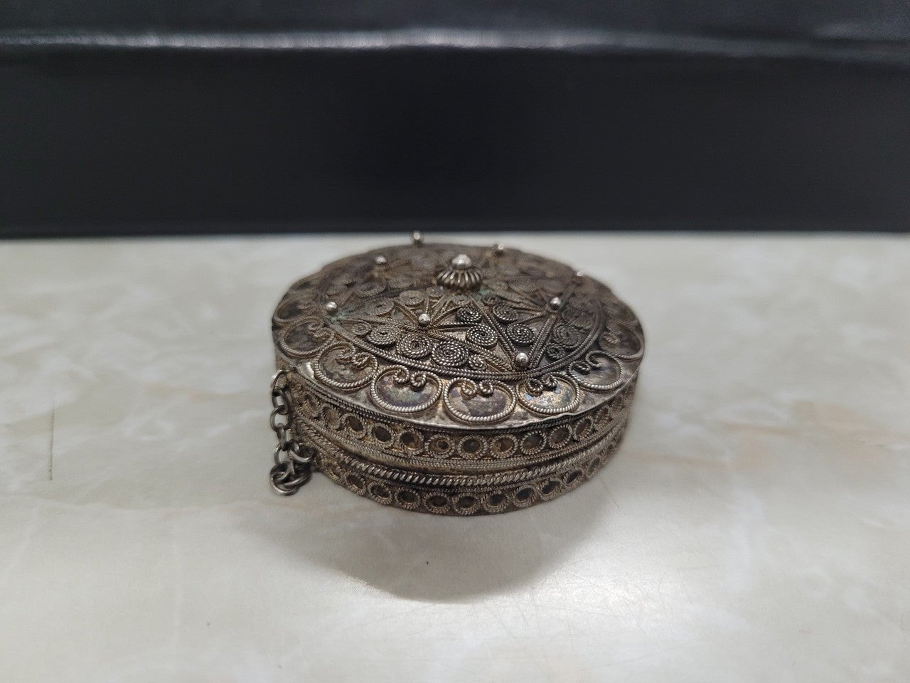Antique Asian Silver (Chinese) snuff box with very dine detail. In good original condition, please view photos as they help form part of the description.