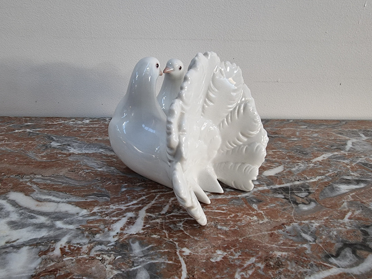 Delightful Vintage pair of “Lladro” porcelain figurine Doves. In good condition please view photos as they help form part of the description.