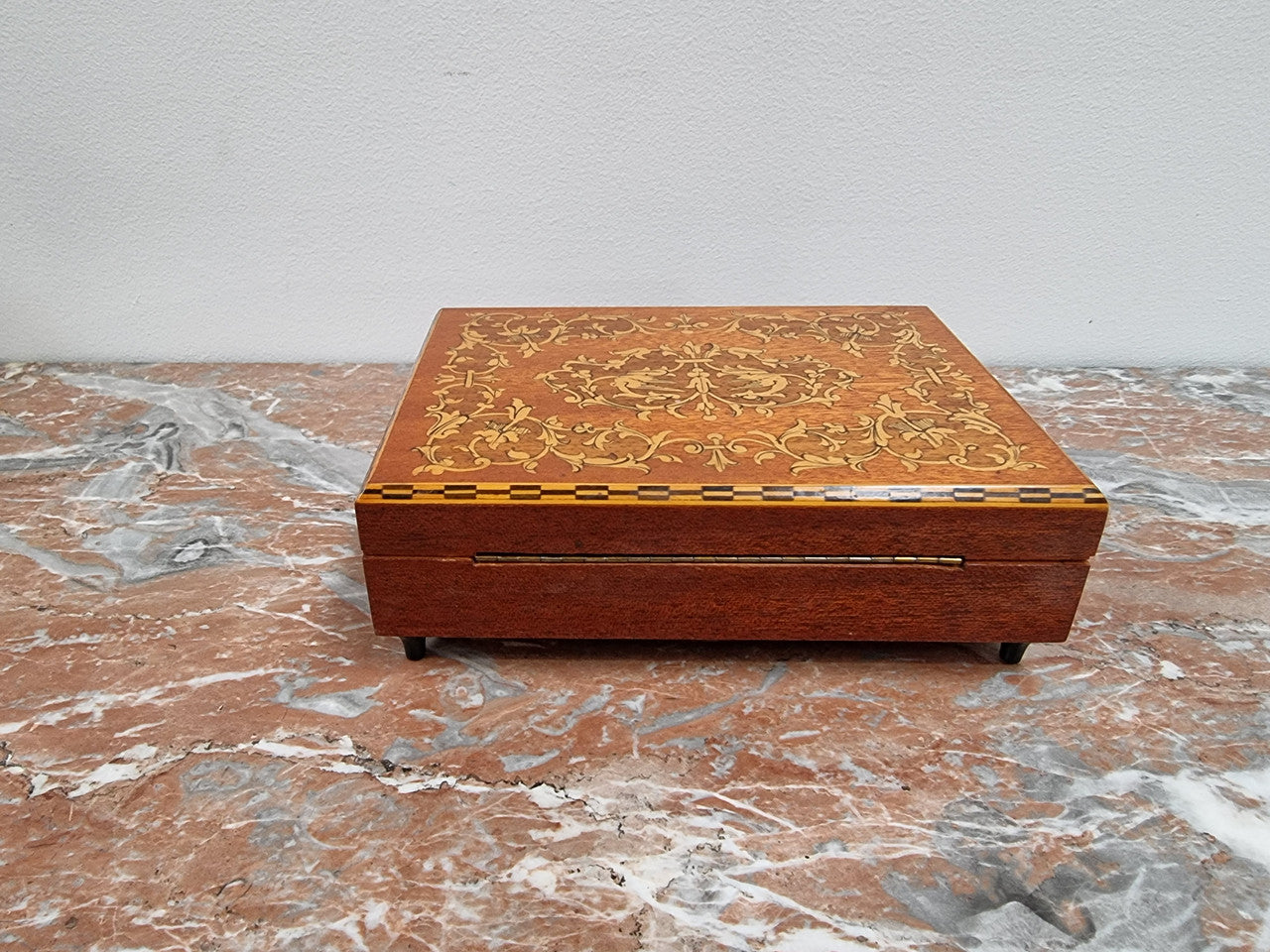 Vintage decorative inlaid mahogany Music Box. In good condition please view photos as they help form part of the description.