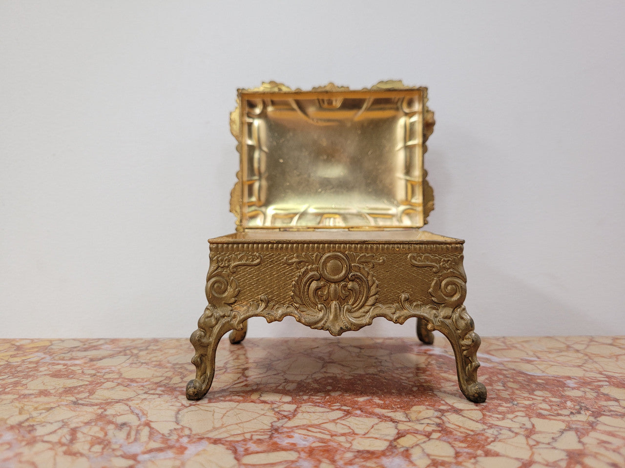 Lovely vintage gilded metal jewellery casket with cushion on the inside (can be removed). In good original and detailed condition.