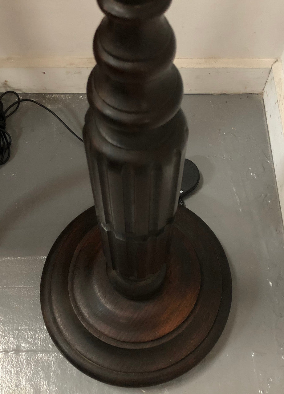 Oak Tudor style standard lamp that has been rewired and has a foot switch. In good original condition.
Please note lampshade shown in photos is not included.