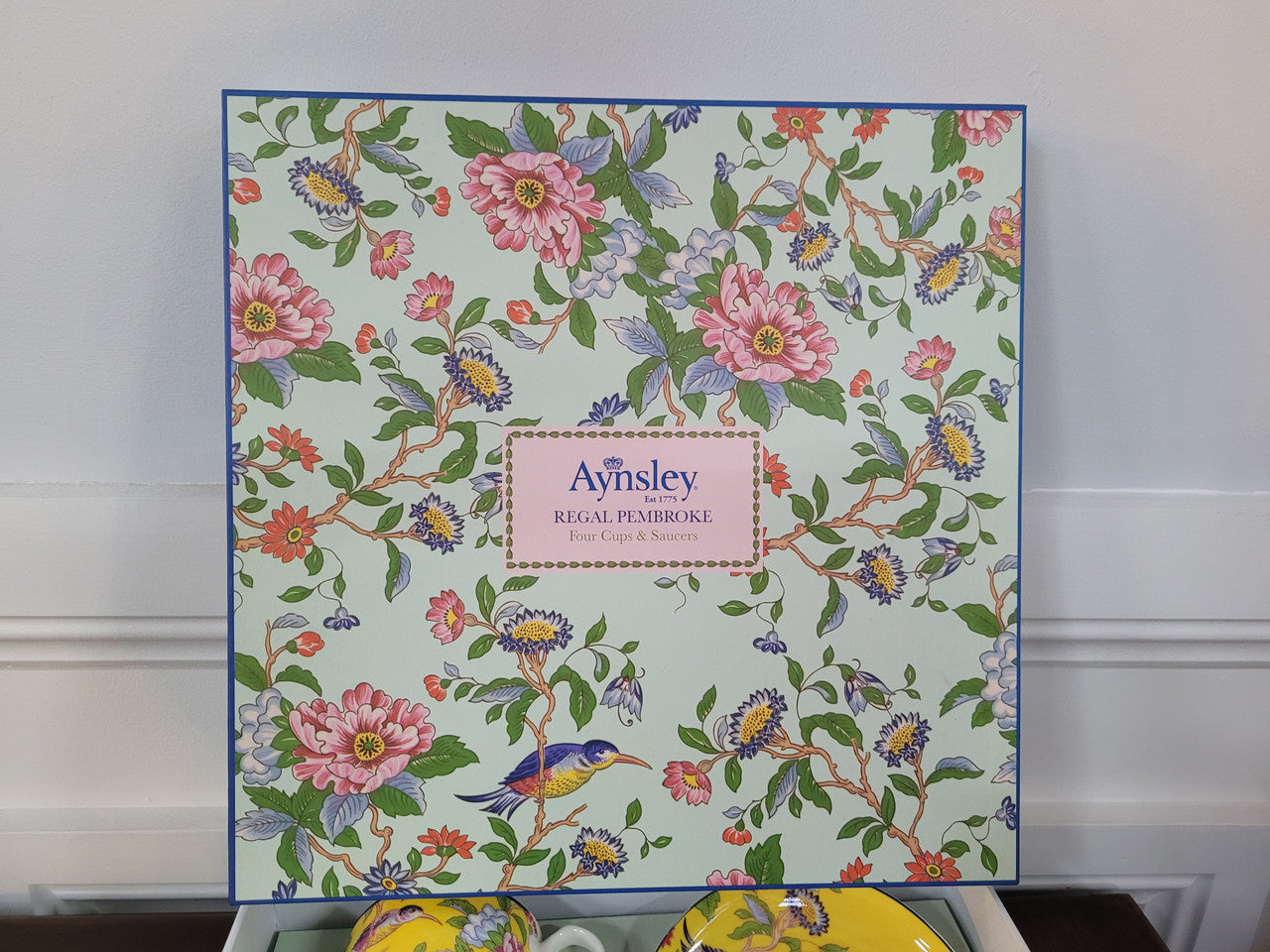 Contemporary “Aynsley Regal Pembroke” boxed set of four English Bone China cup and saucer. Beautiful patterns and vibrant colours.