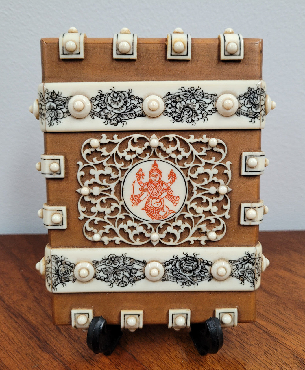 Stunning rare Anglo-Indian Sandalwood and Ivory Card Case. Matsya (Fish Avatar of Hindu God Vishno) Motif Medallion.