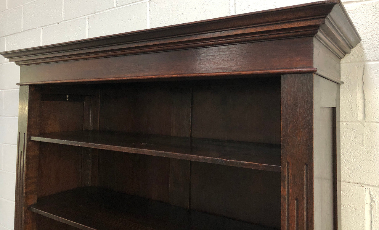 Beautiful French dark Oak open bookcase with 6 adjustable shelves ,which is great for all your different book heights. In good original detailed condition.