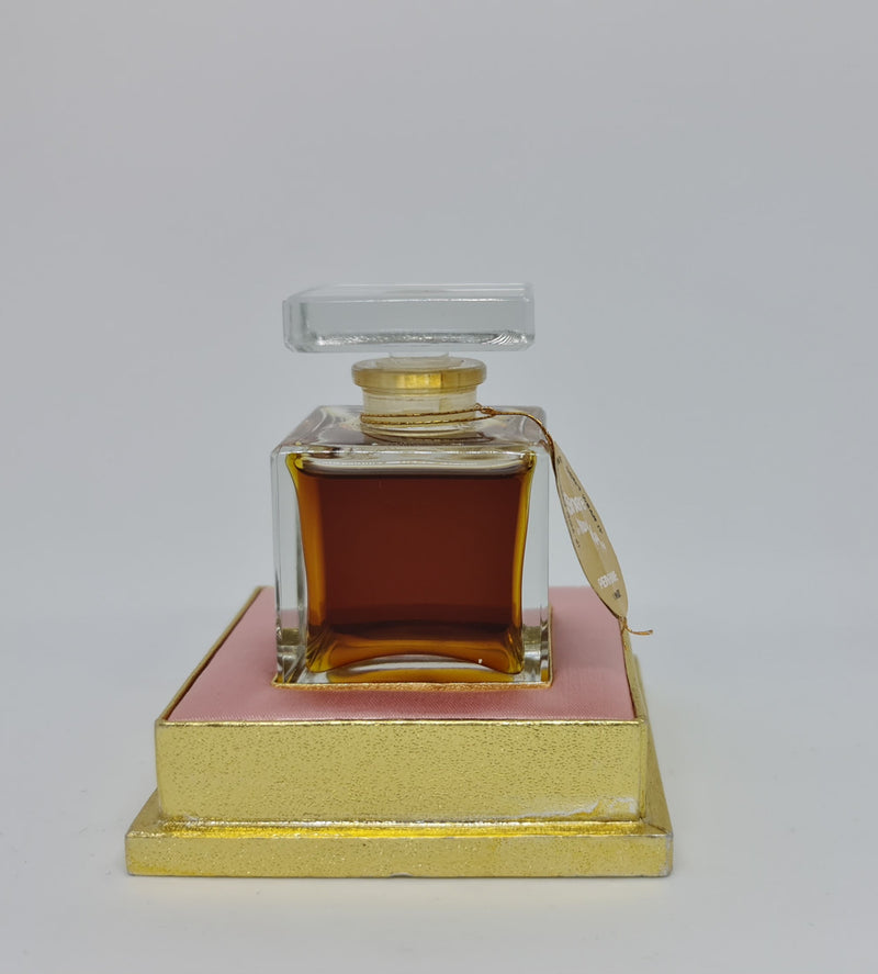 Beautiful Vintage snare "Mary Kay" French bottle of perfume. It is in amazing condition. Comes with pink and gold tray.