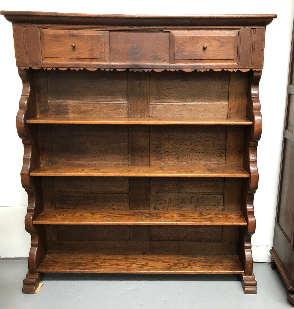 Fabulous early 19th century French Oak open shelf bookcase, with four shelves and hidden shelf at the top with two sliding doors. In very good original detail condition.