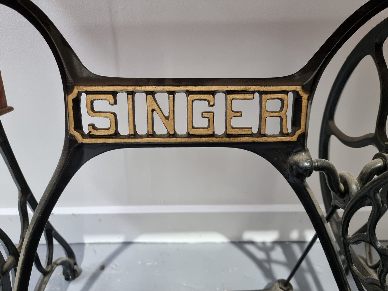 Beautiful Singer sewing machine in an Oak case with six drawers, in mint condition for its age.