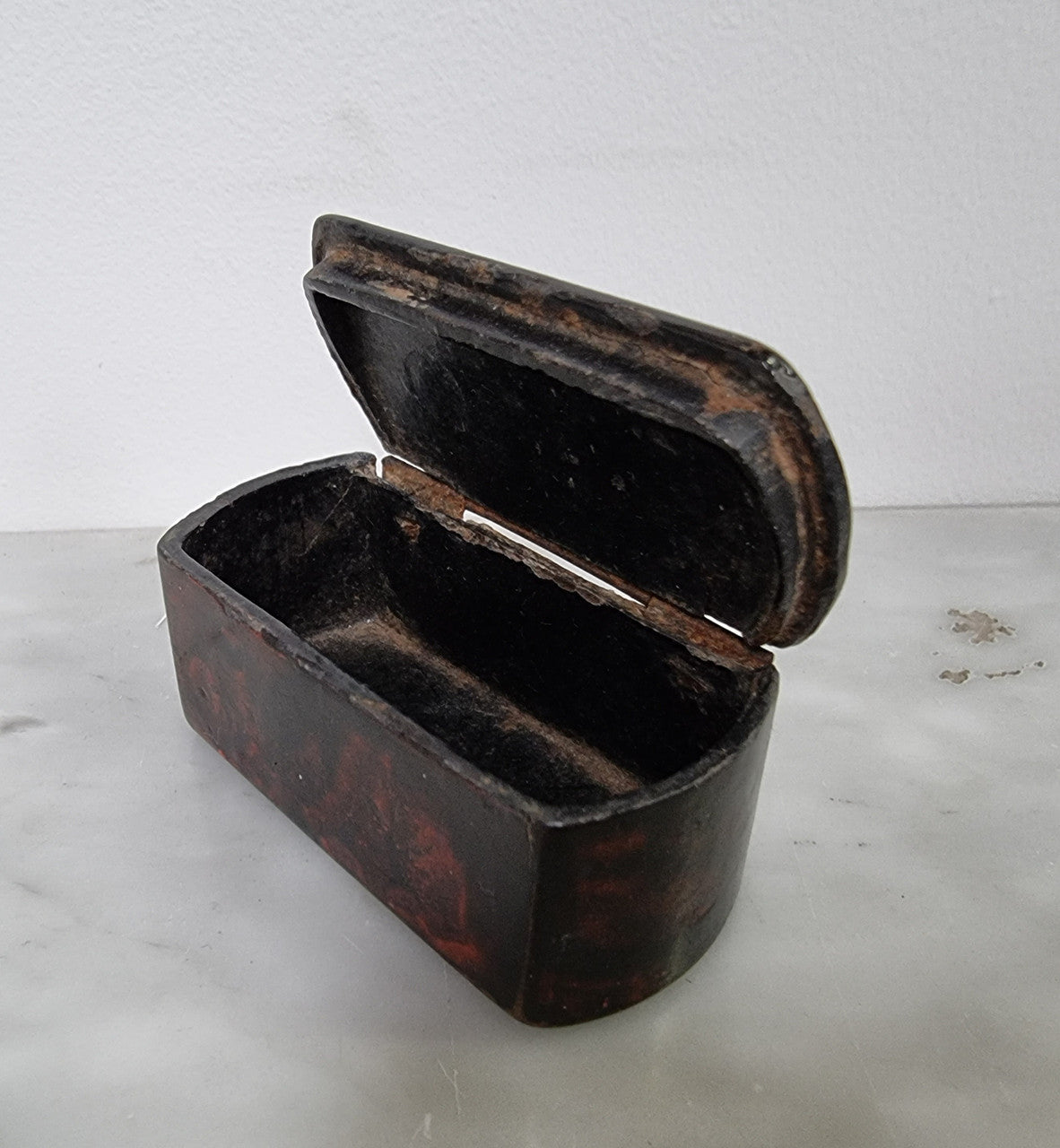 Beautiful Antique early 19th Century paper mache and faux Tortoiseshell snuff box with silver inlaid. It is in good original condition.
