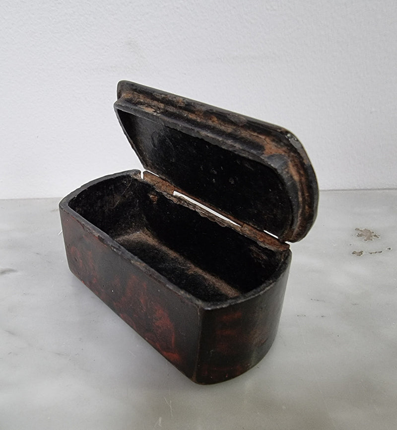 Beautiful Antique early 19th Century paper mache and faux Tortoiseshell snuff box with silver inlaid. It is in good original condition.