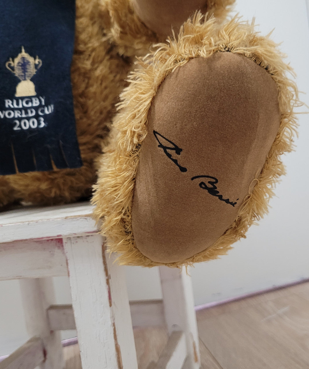 World Cup Rugby Bear. William by RUSS a special release for 2003. Limited to 5000 pieces worldwide. 50.8 cm fully jointed golden-brown bear with suedeen paw pads and blue scarf with Rugby World Cup Logo embroidery.
*Please note chair in photo is not included.World Cup Rugby Bear. William by RUSS a special release for 2003. Limited to 5000 pieces worldwide. 50.8 cm fully jointed golden-brown bear with suedeen paw pads and blue scarf with Rugby World Cup Logo embroidery.
*Please note chair in photo is not i