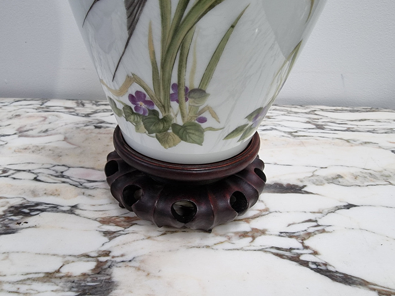 Vintage Meadowland Bird, Franklin Mint Base. 1980 Limited Edition trimmed with 24 ct. gold. Comes with Certificate and oriental stand. In good original condition, please view photos as they help form part of the description.