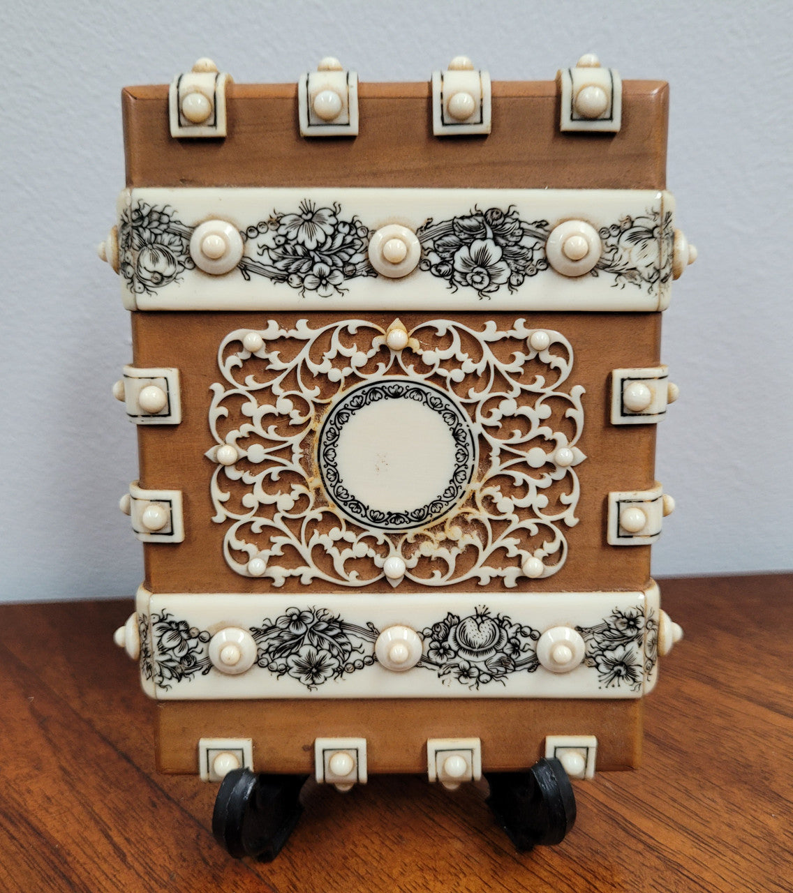 Stunning rare Anglo-Indian Sandalwood and Ivory Card Case. Matsya (Fish Avatar of Hindu God Vishno) Motif Medallion.