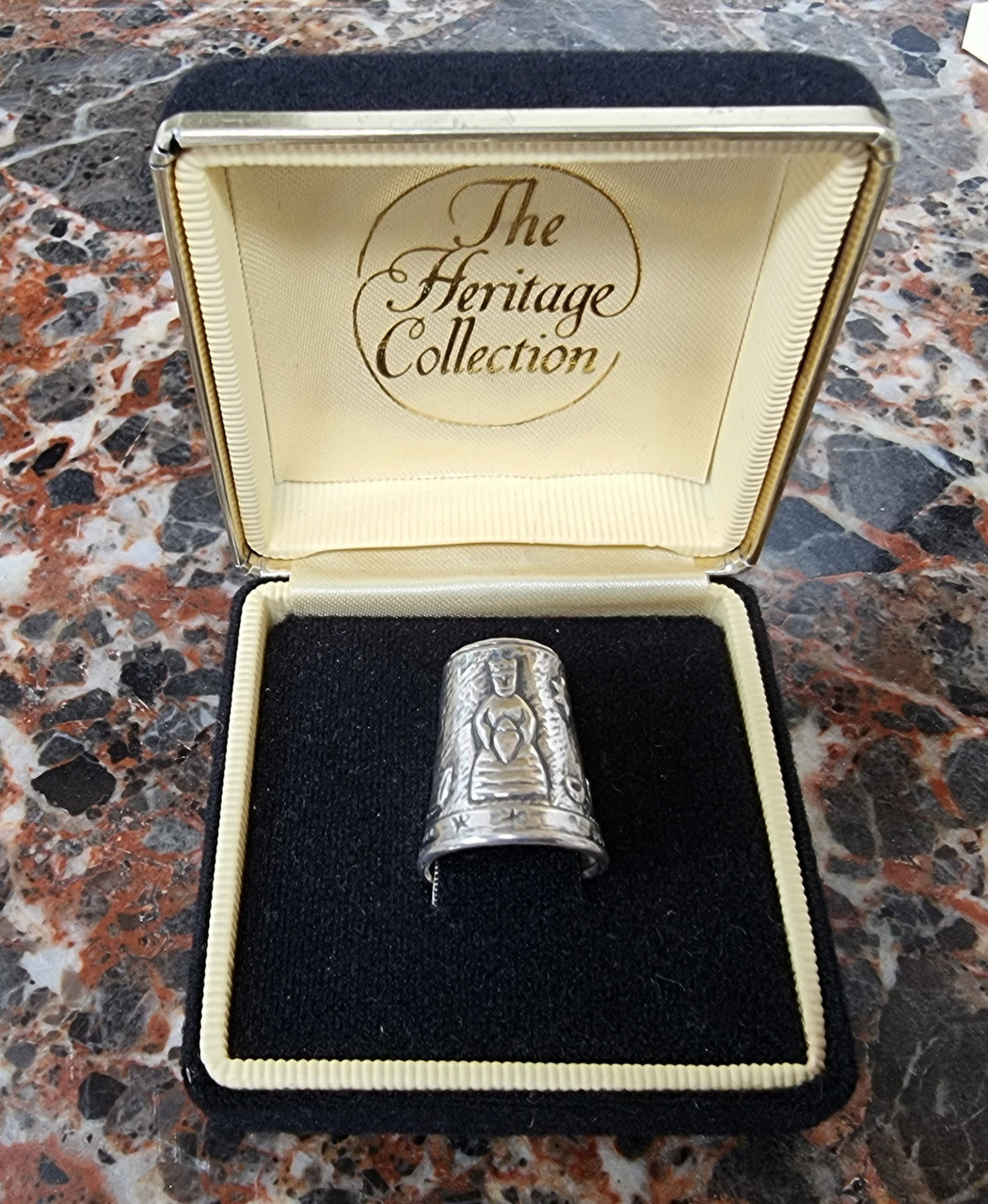 Sterling silver boxed thimble from the Heritage Collection “Three Kings”. Birmingham 1991.