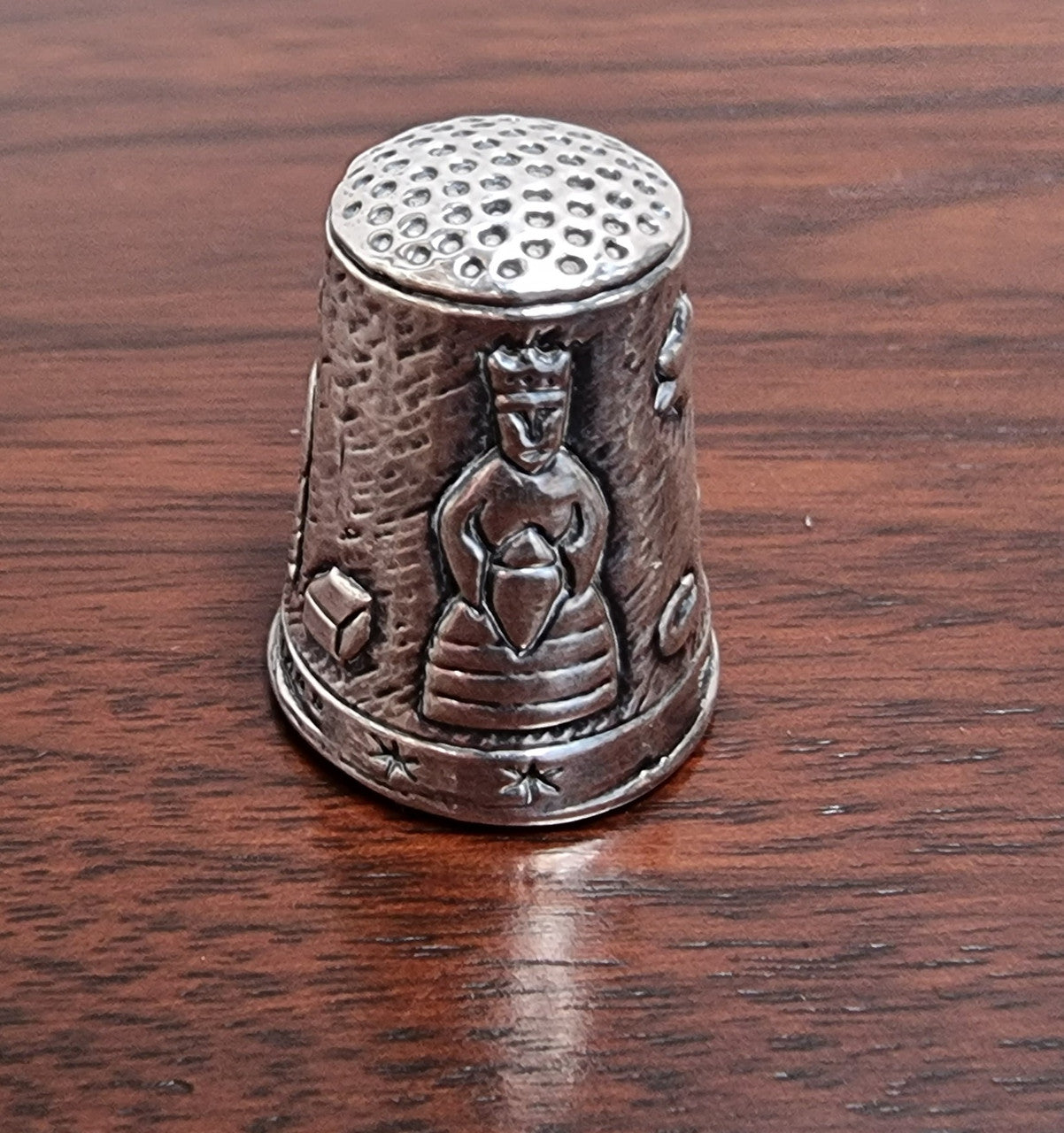 Sterling silver boxed thimble from the Heritage Collection “Three Kings”. Birmingham 1991.