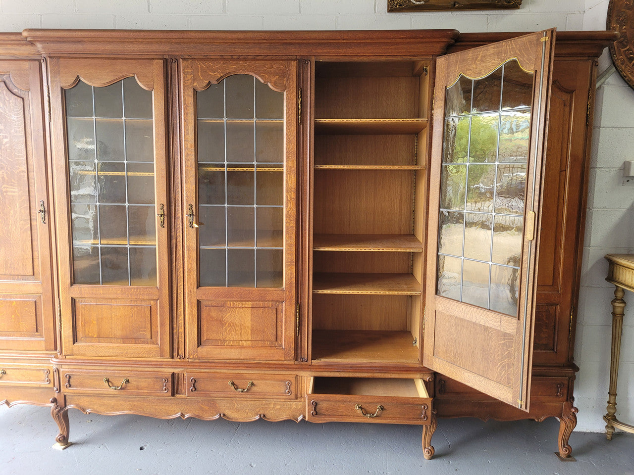 Vintage French Oak Bibliotheque / Library Bookcase/Office Bookcase
Sensational Vintage french oak Bookcase with amazing storage options ,with numerous adjustable shelves and 5 useful drawers to base. In very good original condition.