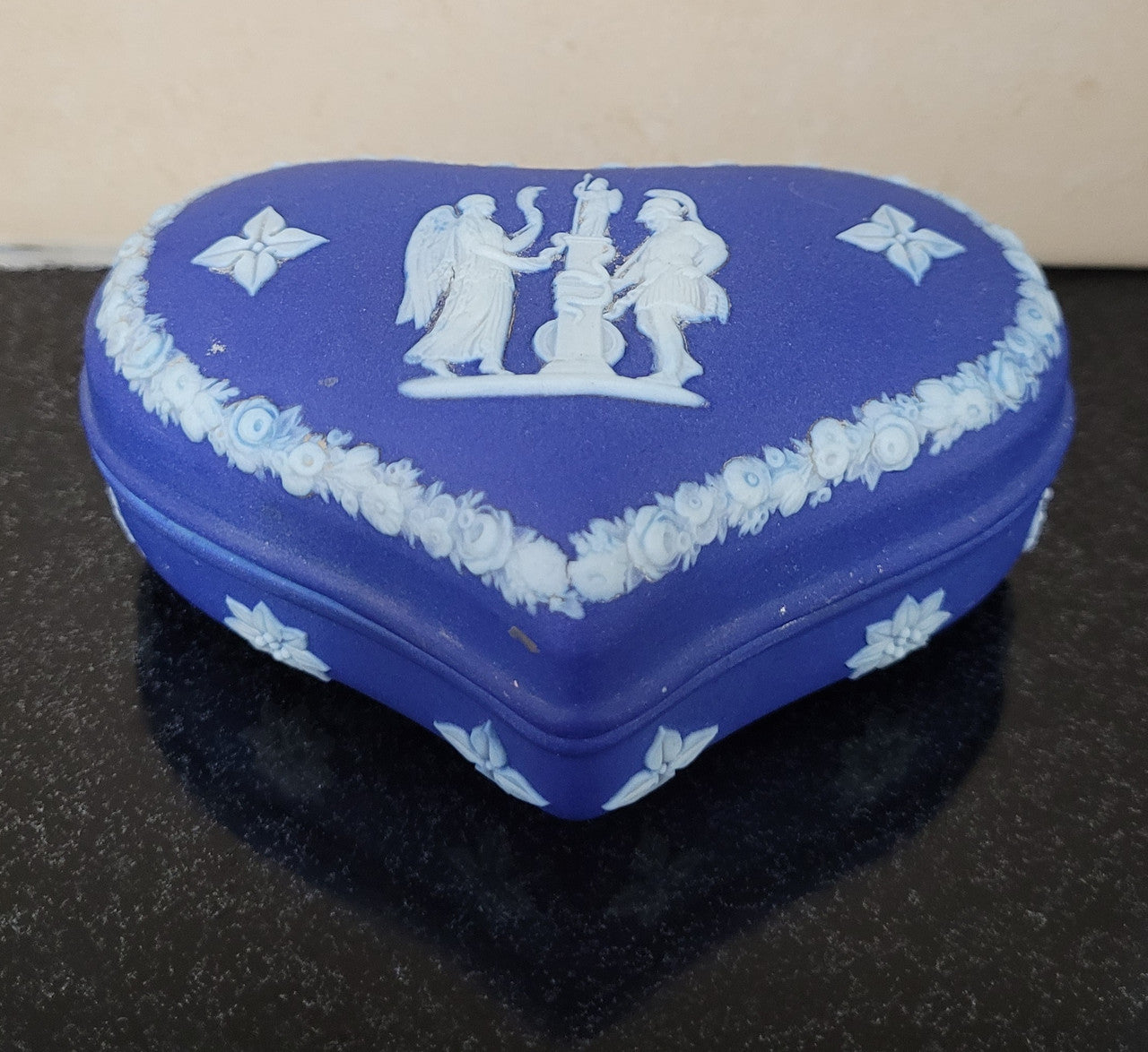 Antique Wedgwood heart shaped covered trinket box. In good original condition, please view photos as they help form part of the description.
