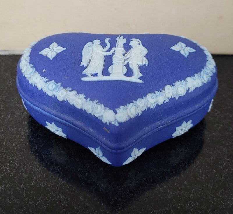 Antique Wedgwood heart shaped covered trinket box. In good original condition, please view photos as they help form part of the description.