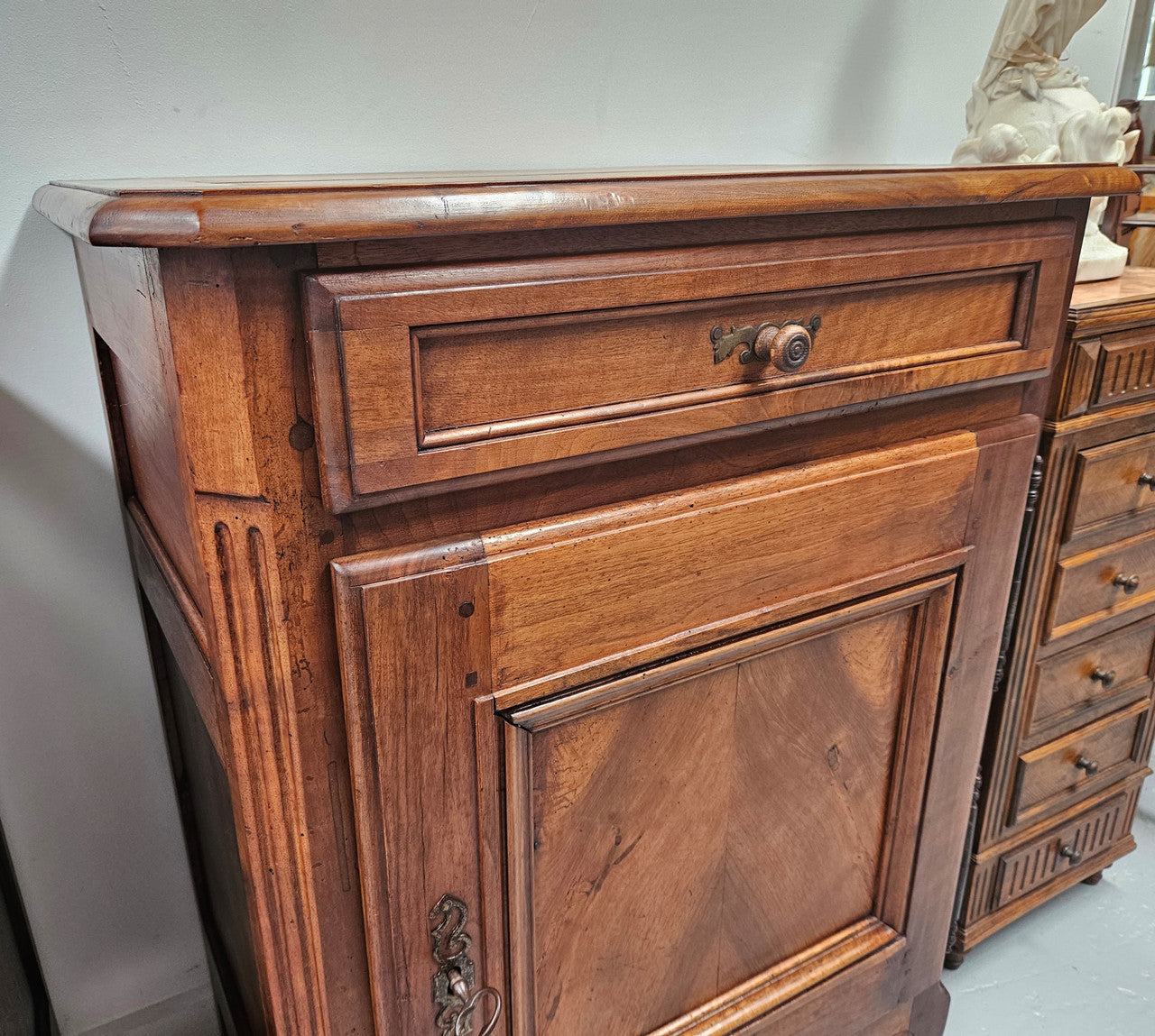 Louis XVth style walnut cupboard with 1 drawer & 2 shelves. Circ: 1930's. In good original condition.