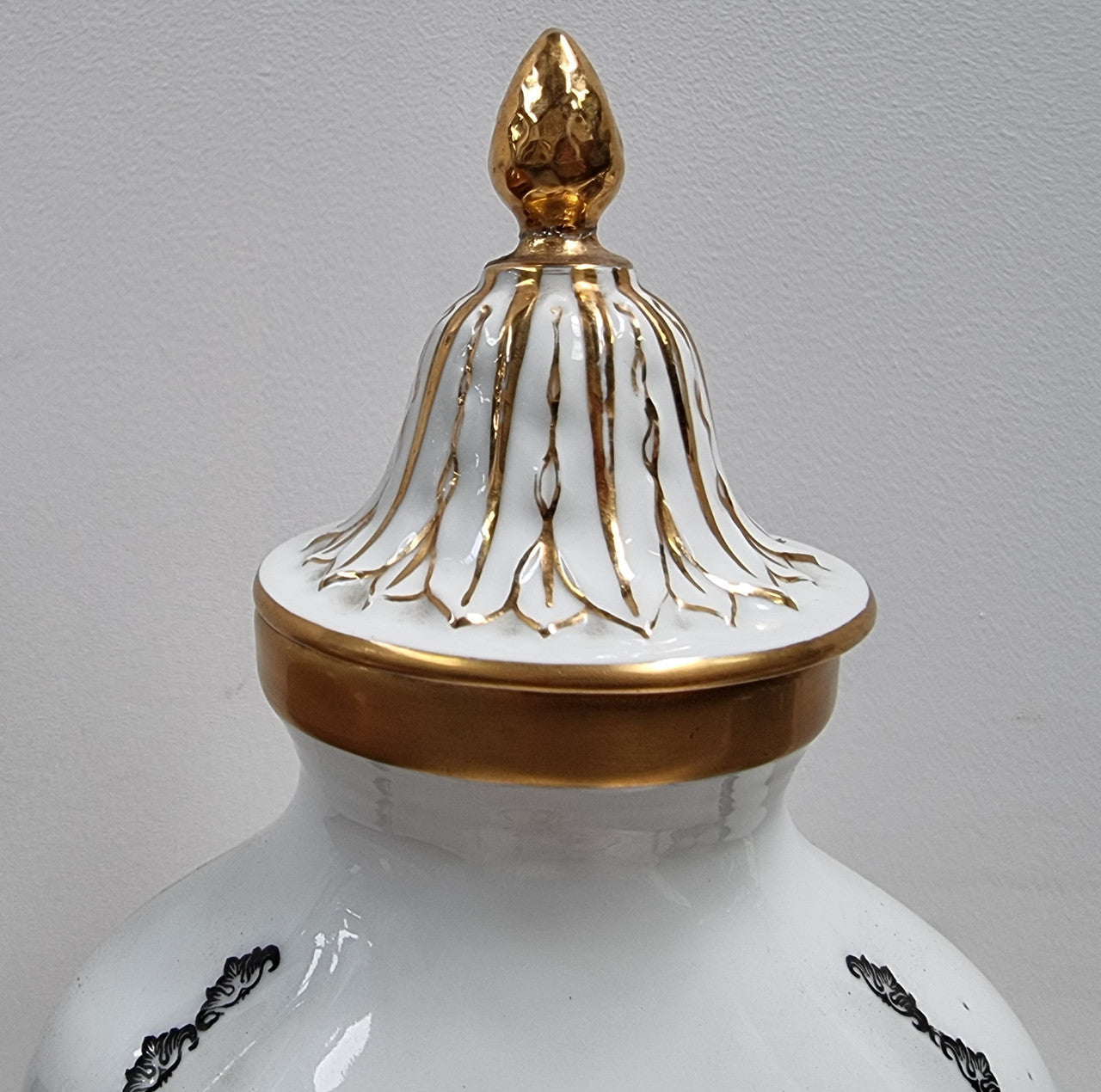 French 19th century Limoges style vase with lid. In good original condition with no chips or cracks. Please view photos as they help form part of the description.