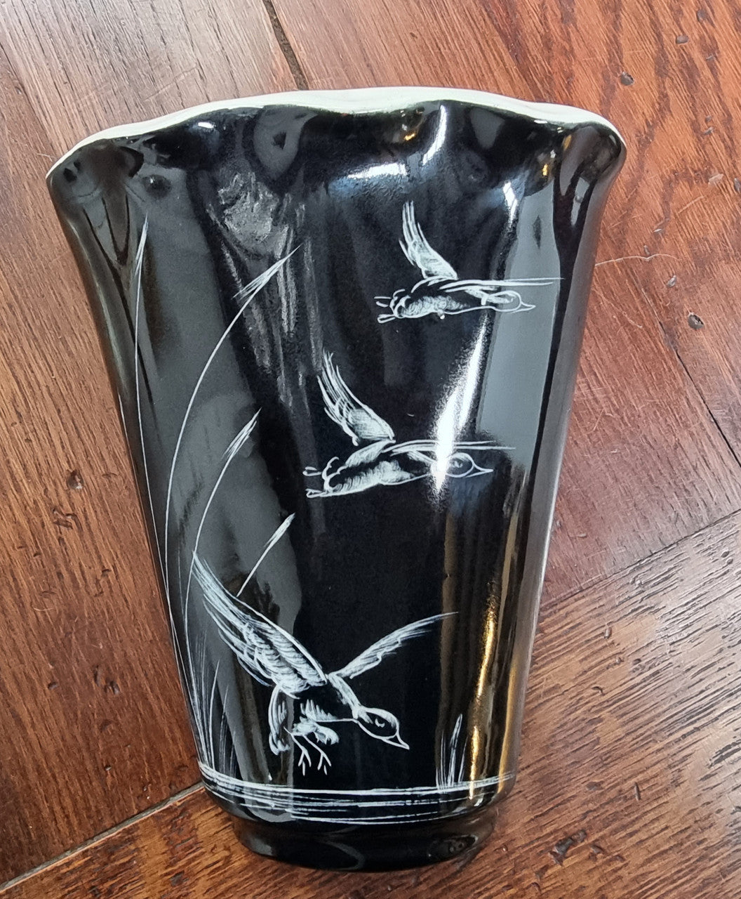 Charming vintage wall pocket vase. Black with hand painted cream ducks. Length 19.5cm Width 14.5cm Marked W26 on the rear.