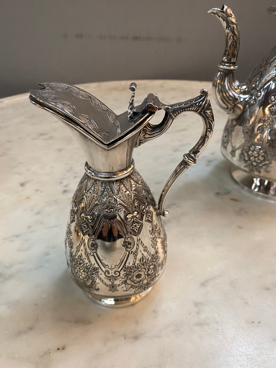 Amazing Quality Sheffield Plate Tea & Coffee Service By Walker & Hall
Gorgeous heavy quality Sheffield plate, tea & coffee service with lion finials.
The set is of the highest quality & has beautiful fine chasing & repoosse work. In very good original condition