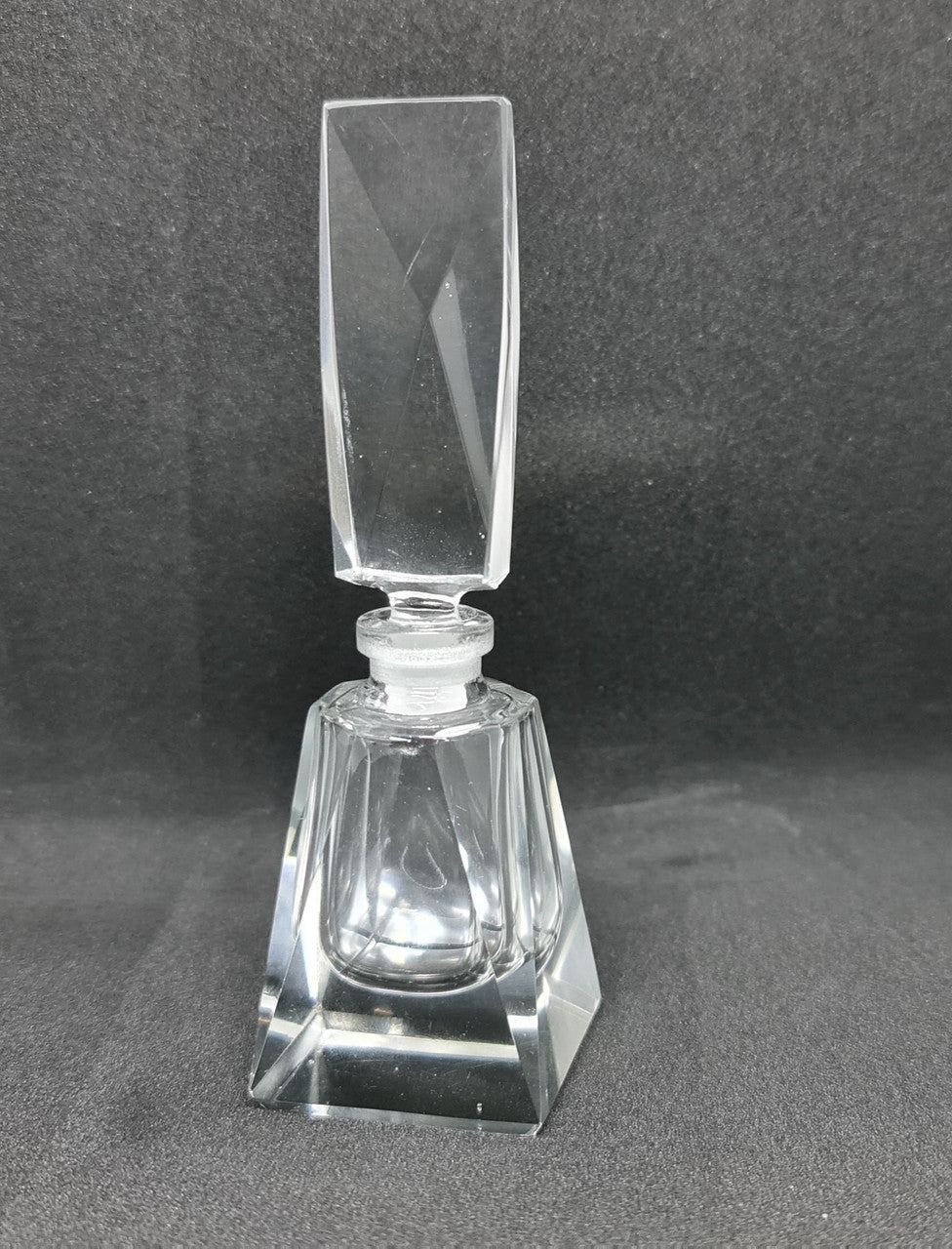 Beautiful Vintage edged crystal perfume bottle, in great original condition.