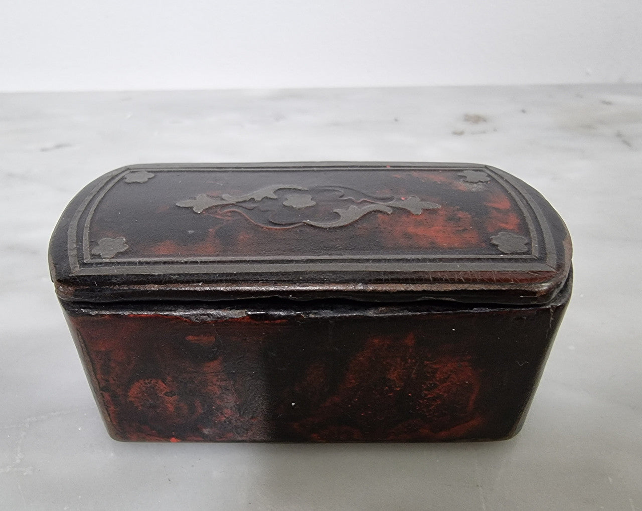 Beautiful Antique early 19th Century paper mache and faux Tortoiseshell snuff box with silver inlaid. It is in good original condition.