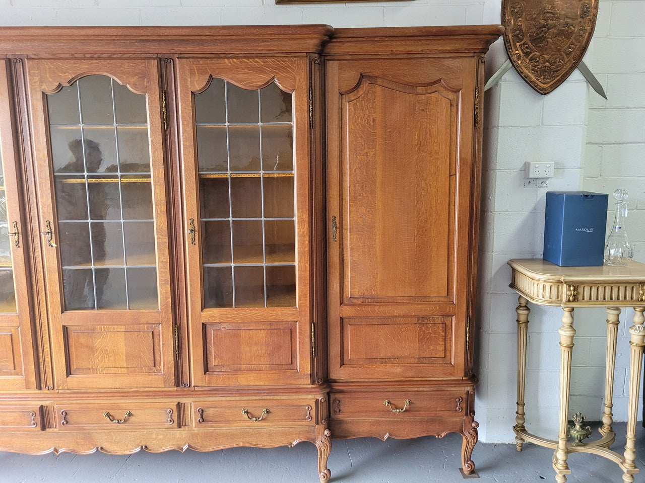 Vintage French Oak Bibliotheque / Library Bookcase/Office Bookcase
Sensational Vintage french oak Bookcase with amazing storage options ,with numerous adjustable shelves and 5 useful drawers to base. In very good original condition.
