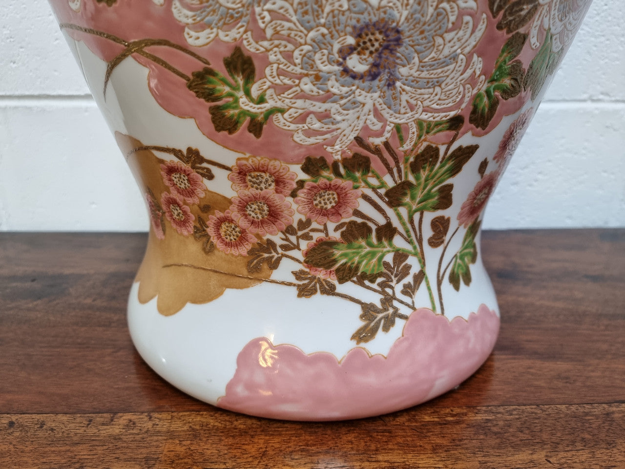 Beautiful modern large Chinese style floral lidded pot decorated with lovely Chrysanthemum flowers and in good condition. Maker on bottom please see photos.