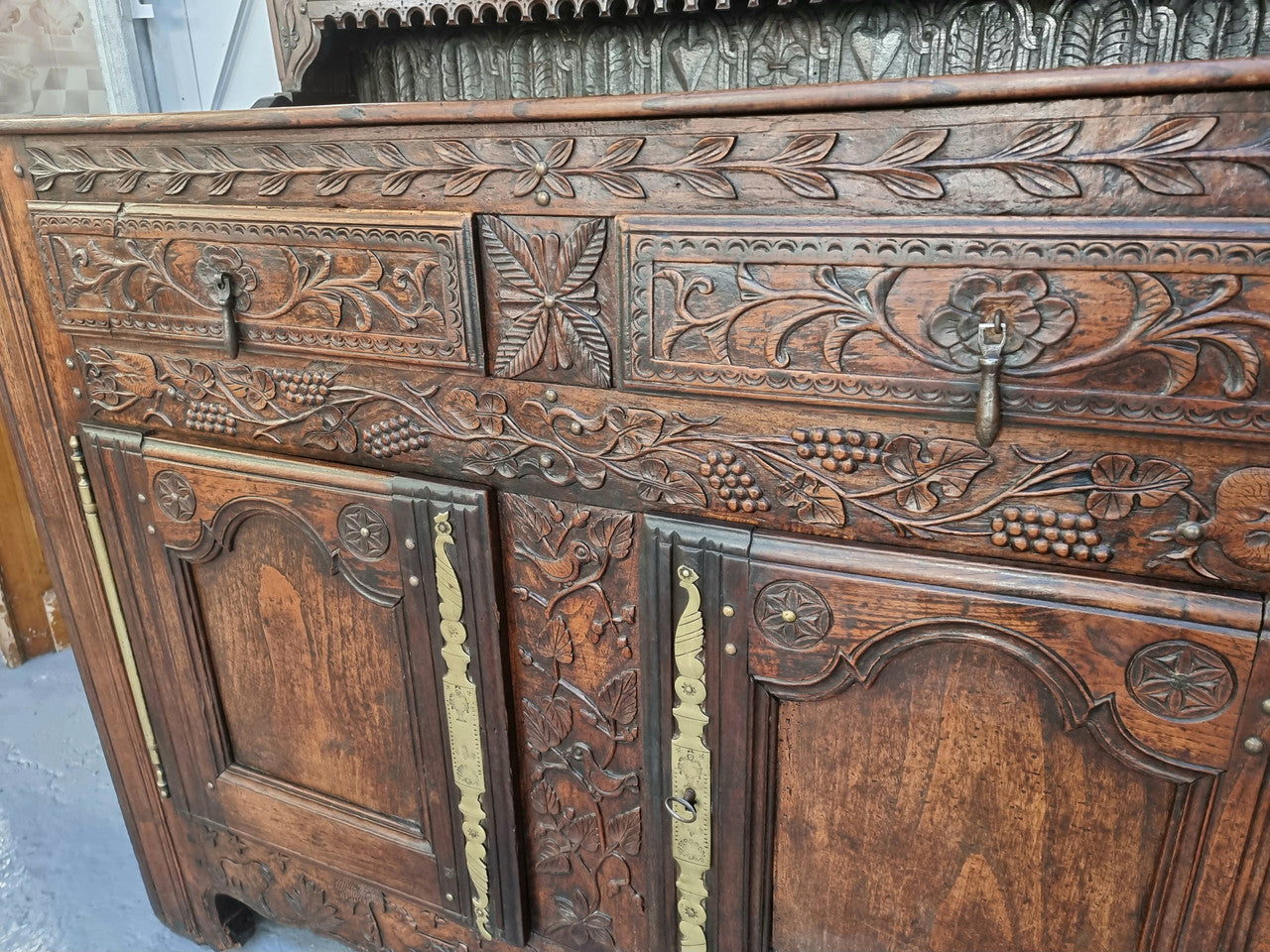 Absolutely stunning French early 18th century kitchen dresser/Vaisselier with beautiful carving and cupboards for storage . The top carved section has four shelves for display and is in good original detailed condition.