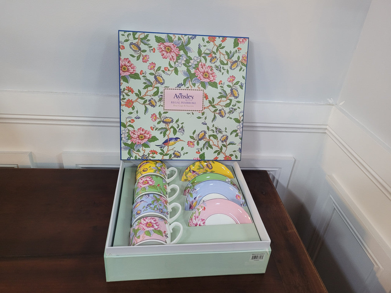 Contemporary “Aynsley Regal Pembroke” boxed set of four English Bone China cup and saucer. Beautiful patterns and vibrant colours.