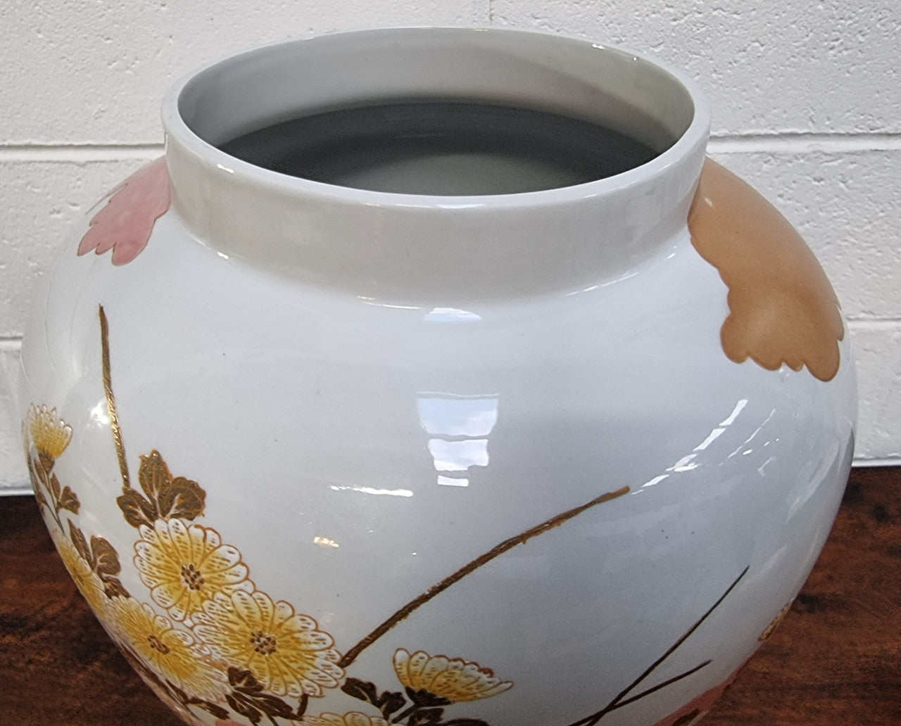 Beautiful modern large Chinese style floral lidded pot decorated with lovely Chrysanthemum flowers and in good condition. Maker on bottom please see photos.