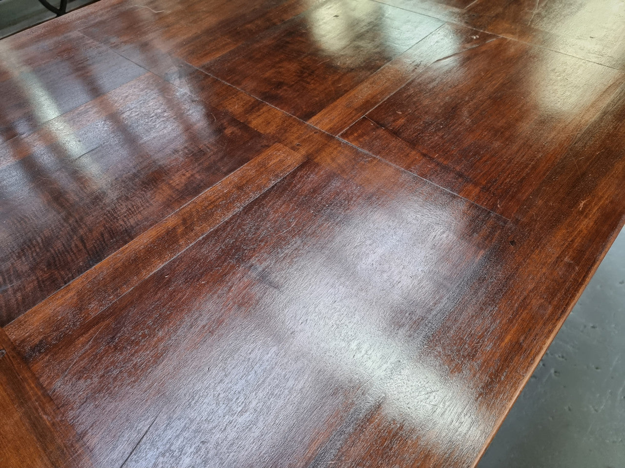 Lovely French Walnut Louis XV style extension table. Once fully extended the table is 266 cm long and is in good original condition.