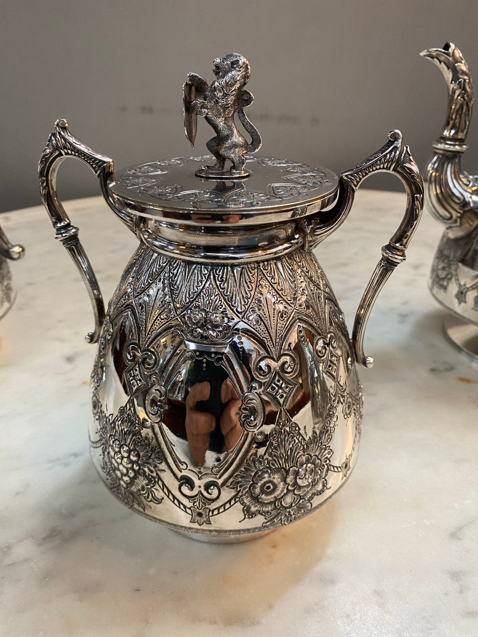 Amazing Quality Sheffield Plate Tea & Coffee Service By Walker & Hall
Gorgeous heavy quality Sheffield plate, tea & coffee service with lion finials.
The set is of the highest quality & has beautiful fine chasing & repoosse work. In very good original condition