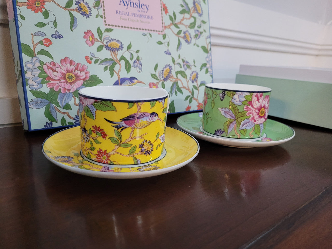 Contemporary “Aynsley Regal Pembroke” boxed set of four English Bone China cup and saucer. Beautiful patterns and vibrant colours.