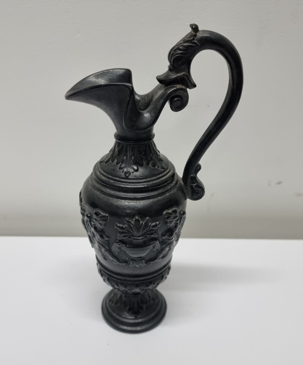 Victorian black urn shaped vase. It is in good original condition and has been sourced locally. Please view photos as they help form part of the description.