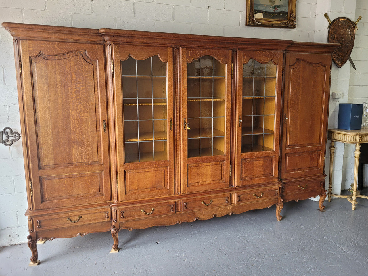 Vintage French Oak Bibliotheque / Library Bookcase/Office Bookcase
Sensational Vintage french oak Bookcase with amazing storage options ,with numerous adjustable shelves and 5 useful drawers to base. In very good original condition.