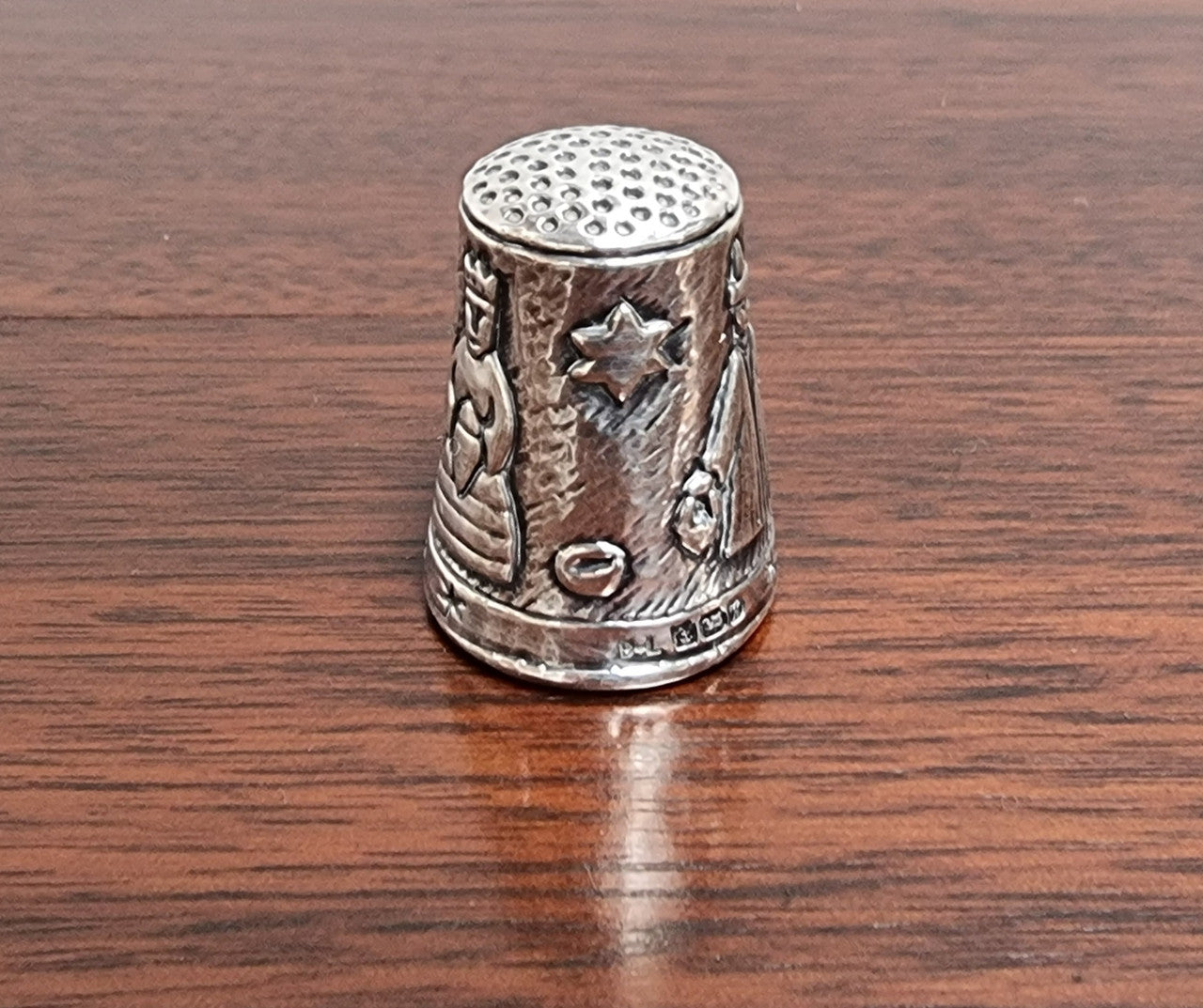 Sterling silver boxed thimble from the Heritage Collection “Three Kings”. Birmingham 1991.
